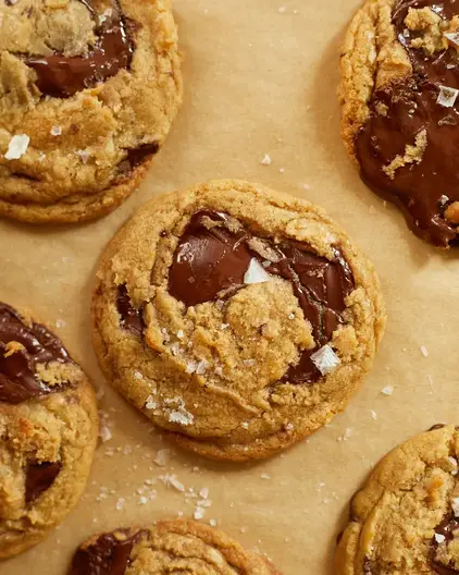 https://easygayoven.com/wp-content/uploads/2023/01/chocolate-chip-cookies-20221551.jpg?ezimgfmt=ng%3Awebp%2Fngcb1%2Frs%3Adevice%2Frscb1-2