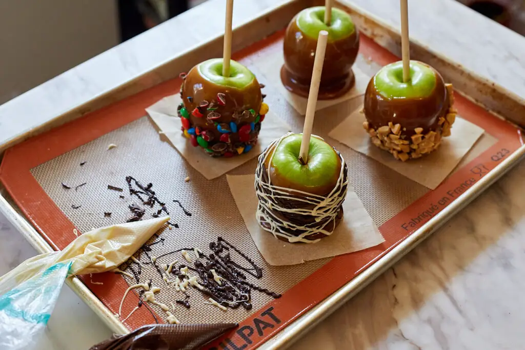 caramel apples decorated with chocolate peanuts and m&msv